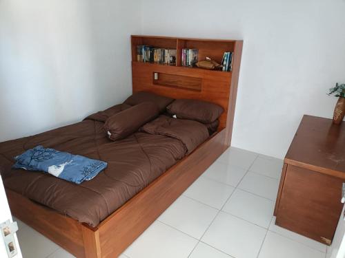 Ένα ή περισσότερα κρεβάτια σε δωμάτιο στο Kartika Homestay