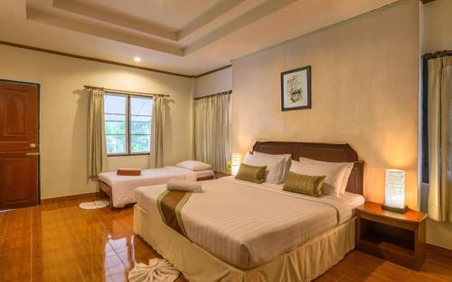 En eller flere senge i et værelse på Lanta Garden Hill Resort & Apartments