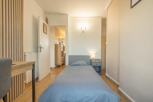 une chambre avec deux lits dans une pièce dans l'établissement Cozy 5 chambres 10 pers, à Toulouse