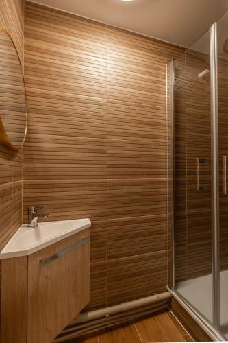 une salle de bain avec douche et lavabo dans l'établissement Cozy 5 chambres 10 pers, à Toulouse