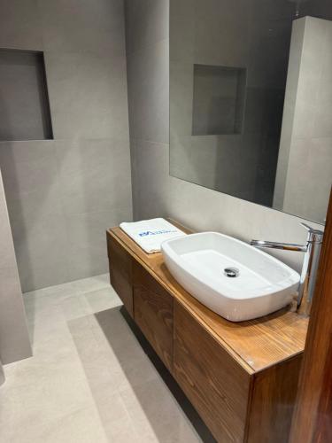 ein Badezimmer mit Waschbecken und Spiegel in der Unterkunft Apagar in Grijó