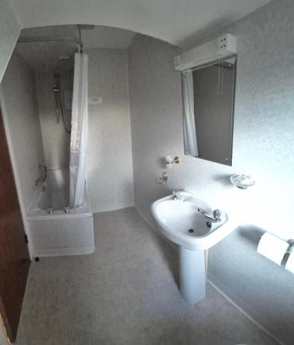 Bilik mandi di Doune Braes Hotel