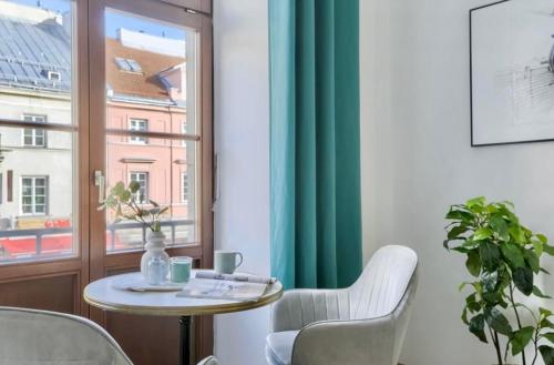 Castle & Culture Stay - Modern 2-Room with Balcony Apartment in Warsaw Center