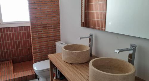 une salle de bain avec un lavabo et des toilettes dans l'établissement Maison à 250m de la mer au calme sous les pins, à Bretignolles-sur-Mer