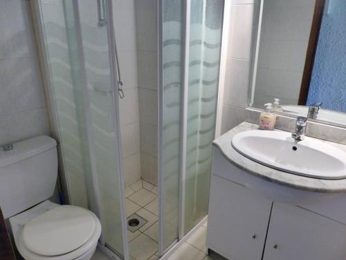 a bathroom with a toilet and a sink at HOSSEGOR Entre lac et océan Résidence LES DUNES, villa patio pour 4 à 5 personnes in Hossegor