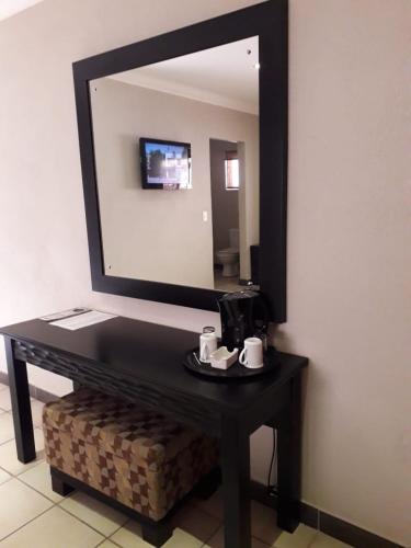 Televisyen dan/atau pusat hiburan di Coyotes Hotel & Conference Centre