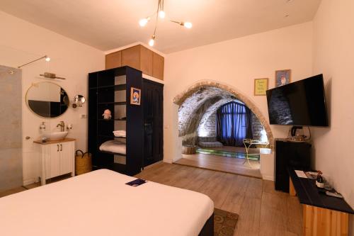 TV a/nebo společenská místnost v ubytování Tel-Aviv LALA Boutique Hotel