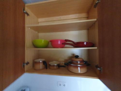 una cucina con alcune pentole e padelle in un armadio di Peaceful 4-6 person holiday home with patio, close to all amenities a Torrevieja