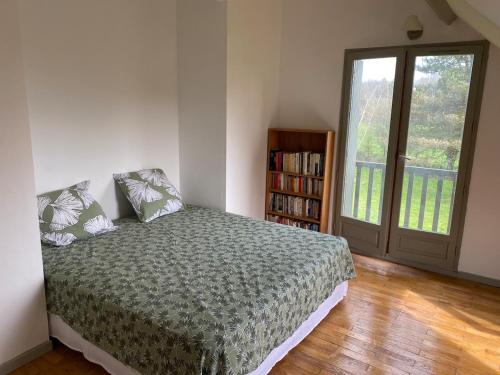 une chambre avec un lit et une étagère dans l'établissement La Clémendière, un paradis caché, à Chailly-en-Gâtinais