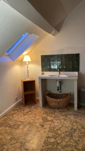 La salle de bains est pourvue d'un lavabo. dans l'établissement La Clémendière, un paradis caché, à Chailly-en-Gâtinais