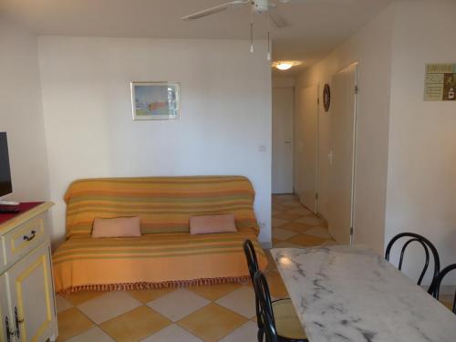 une chambre avec un lit et une table avec des chaises dans l'établissement Horizon Marine, au Cap d'Agde