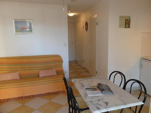 un salon avec un canapé et une table dans l'établissement Horizon Marine, au Cap d'Agde