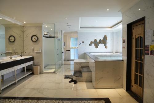 Η κουζίνα ή μικρή κουζίνα στο Seven Seas Cote d'Azur Family-friendly one bedroom with Pool& Gym Steps to Beach