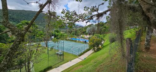 an overhead view of a tennis court in a park at Imperial Studio - Itaipava - Granja Brasil Resort in Petrópolis