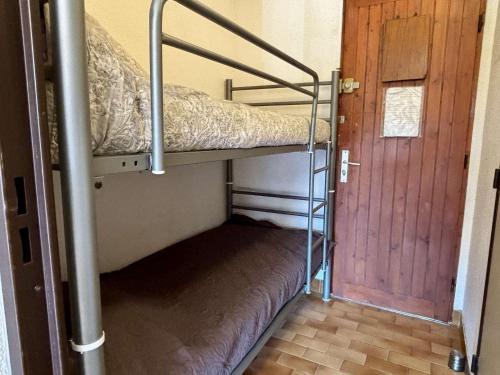 Ce lit superposé se trouve dans un dortoir doté d'une porte. dans l'établissement Studio cabine 4 couchages ARGELES SUR MER AR030-059, à Argelès-sur-Mer