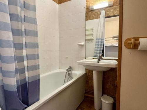 une salle de bain avec un lavabo et une baignoire et un lavabo dans l'établissement Studio cabine 4 couchages ARGELES SUR MER AR030-059, à Argelès-sur-Mer