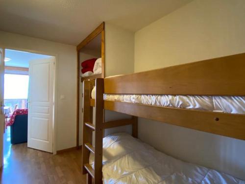德沃吕伊Appartement rénové 6 pers, balcon, parking - FR-1-504-484的一间卧室配有两张双层床和镜子