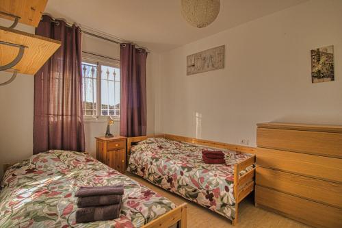 1 dormitorio con 2 camas individuales y vestidor en LANN Isis, en Arona