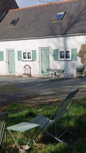 a group of chairs sitting in front of a building at An Doenn Du in Bégard