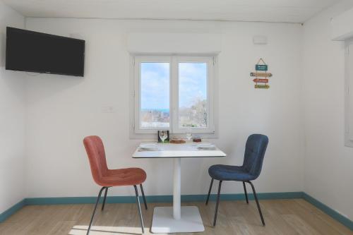 TV a/nebo společenská místnost v ubytování Fusains 5 petit-déjeuner vue mer