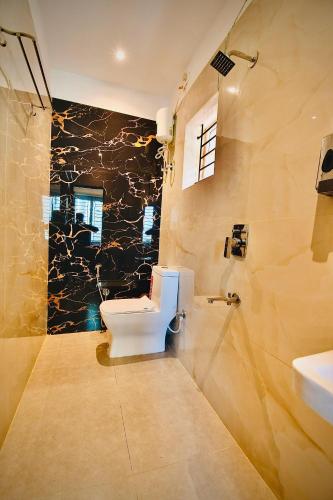 ブバネーシュワルにあるHotel The Code Exclusiveのトイレと洗面台付きのバスルーム