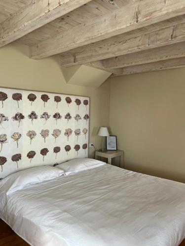 a bedroom with a bed with a wall with birds on it at Locanda La Candola in Farra di Soligo