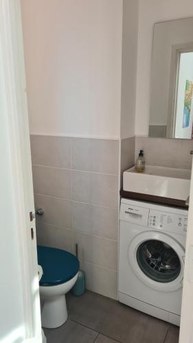 une salle de bains avec lave-linge et toilettes dans l'établissement Villa LaDoRe, Apt 2 chambres dans maison, 55m2, 100m des plages, parking, à Roquebrune-Cap-Martin