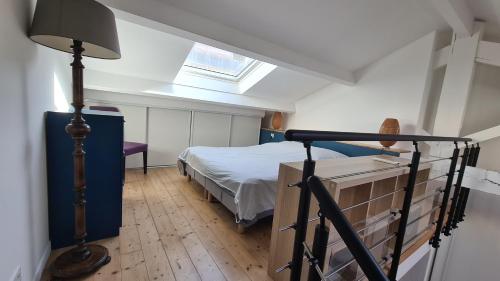 une chambre avec un lit, une lampe et une fenêtre dans l'établissement Villa LaDoRe, Apt 2 chambres dans maison, 55m2, 100m des plages, parking, à Roquebrune-Cap-Martin
