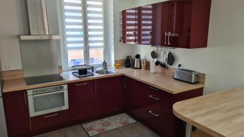 une cuisine avec des armoires en bois et un comptoir dans l'établissement Villa LaDoRe, Apt 2 chambres dans maison, 55m2, 100m des plages, parking, à Roquebrune-Cap-Martin