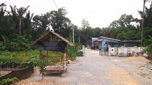 a shack on the side of a dirt road at D'Binjai Homestay & Roomstays Kuala Kangsar in Kuala Kangsar