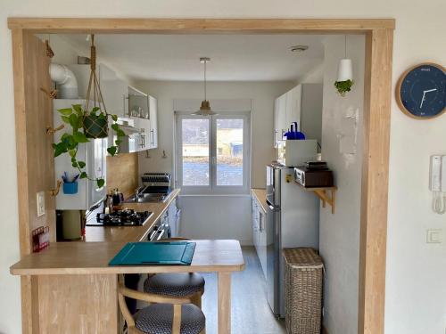 Η κουζίνα ή μικρή κουζίνα στο Avril - Appartement Centre Ville Concarneau