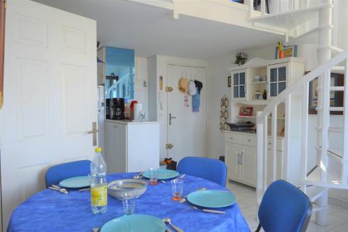 une salle à manger avec une table bleue et des chaises bleues dans l'établissement Appartement 3 pièces mezzanine - 6 couchages - ARGELES SUR MER AR930-302, à Argelès-sur-Mer