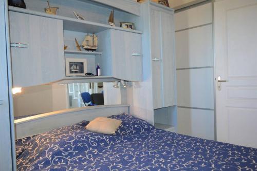 - une chambre avec un lit et des armoires bleues dans l'établissement Appartement 3 pièces mezzanine - 6 couchages - ARGELES SUR MER AR930-302, à Argelès-sur-Mer