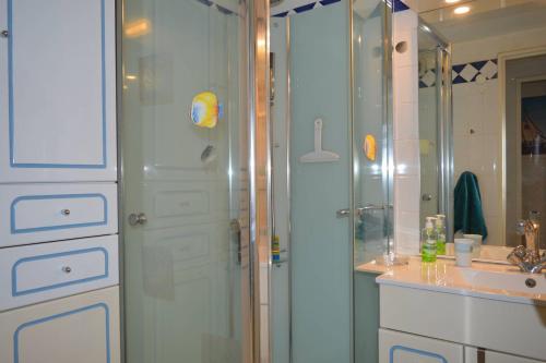 une salle de bain avec douche et lavabo dans l'établissement Appartement 3 pièces mezzanine - 6 couchages - ARGELES SUR MER AR930-302, à Argelès-sur-Mer