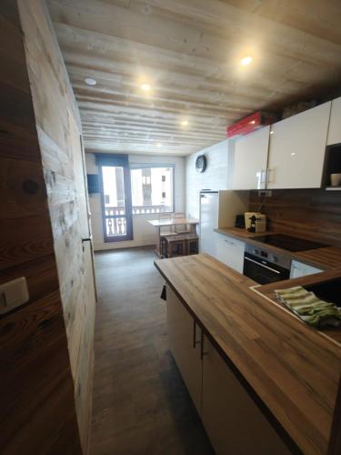 Kuchyň nebo kuchyňský kout v ubytování MyHome - Rénové en 2024 ! Hameau Borsat 3 15 - studio 2 cabines 4 pax sur les pistes