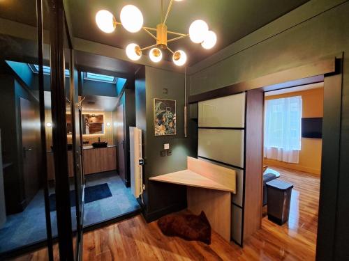 Il comprend une cuisine avec un bureau et une salle à manger. dans l'établissement GENÈVE - Appartement Fastueux, à Reims