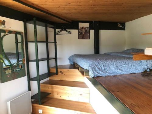 une chambre avec un lit et un parquet dans l'établissement le Sabel, à Mourèze