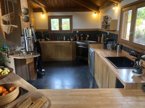 une cuisine avec des armoires en bois et un comptoir dans l'établissement le Sabel, à Mourèze