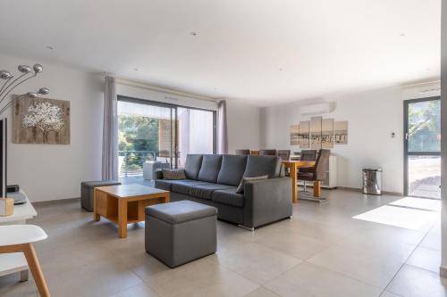 un salon avec un canapé et une table dans l'établissement La Plage d'Argent - Vue mer et montagne, à Coti-Chiavari