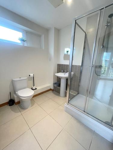 un bagno con wc, doccia e lavandino di Blue Sky Apartments@Guildford Town Centre a Guildford
