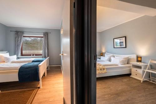 Postel nebo postele na pokoji v ubytování Landhaus Ostseeblick Fewo 1 -