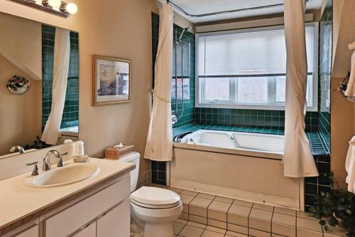 a bathroom with a tub and a toilet and a sink at Mountainview Condo at Rivergreen in Lincoln
