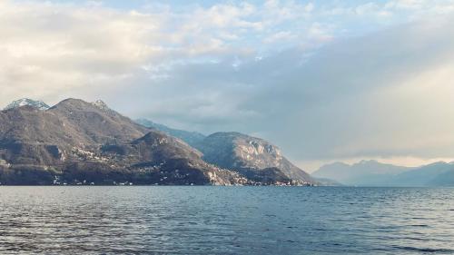 a large body of water with mountains in the background at Vespa Azzurra Apartments Free Parking in Acquaseria