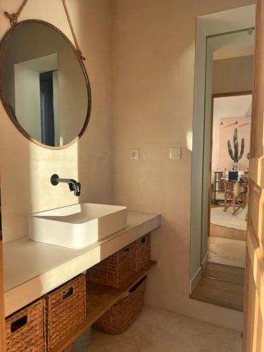 une salle de bain avec un lavabo et un miroir dans l'établissement La Corniche - vue mer à 180 degrés - centre ville, à Bandol