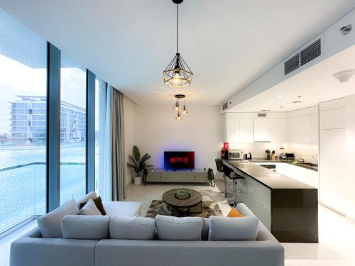 Luxury 1BR with Aquatic View, District One
