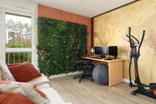 an office with a green wall with a desk and a computer at Le Cocon des Pros', calme, spacieux et tout équipé in Compiègne
