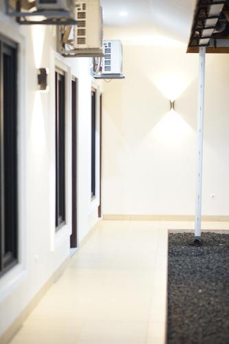 einen leeren Flur eines Gebäudes mit Fenstern in der Unterkunft House of Toti in Yogyakarta