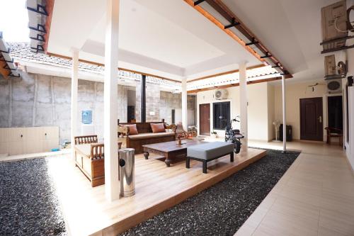 ein Wohnzimmer mit Sofa und Tisch in der Unterkunft House of Toti in Yogyakarta