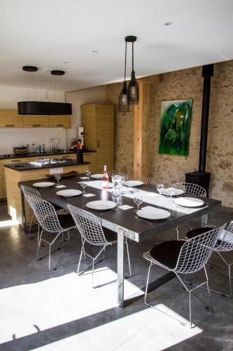 une salle à manger avec une grande table et des chaises dans l'établissement La Métairie Du Clos Saint Louis, 4 chambres pour 8 personnes, à Montréal