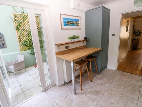 Gambar di galeri bagi Stones Throw di Tenby